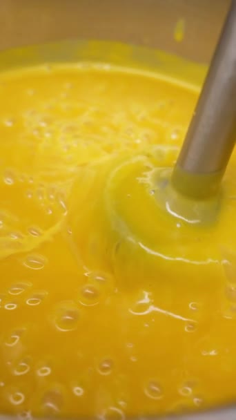 搅拌机或食品加工机的闭塞装置 混合黄油用于烘烤糕点 甜点和烹调其他菜肴 — 图库视频影像