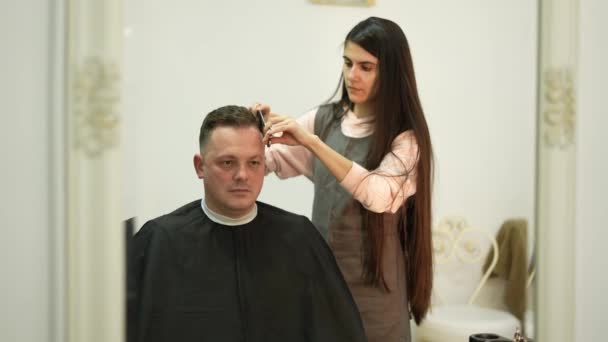 Young Stylish Female Hairdresser Cuts Mens Hair Beauty Center — Vídeos de Stock