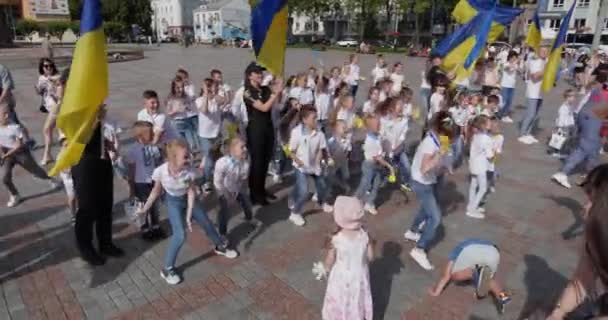 Tłum Nastolatków Żółtymi Niebieskimi Flagami Tańczących Festiwalu — Wideo stockowe