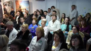 Sağlık çalışanları sunum için ofiste toplandılar. Tıp enstitüsünün başhekimi hastane personeliyle konuşuyor..