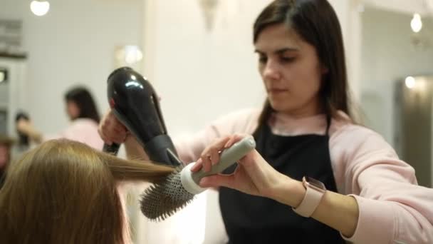 Estilista Una Peluquería Hace Hermoso Peinado Para Cliente Cuidado Del — Vídeos de Stock