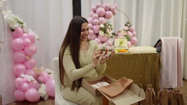 Красивая Молодая Беременная Женщина Сидит Ресторане Открывает Коробку Милым Подарком — стоковое видео