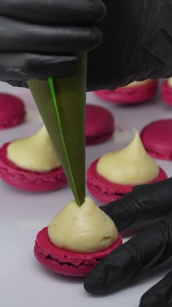 Cooking Food Baking Concept Σεφ Σακουλάκια Ζαχαροπλαστικής Που Συμπιέζουν Κρέμα — Αρχείο Βίντεο