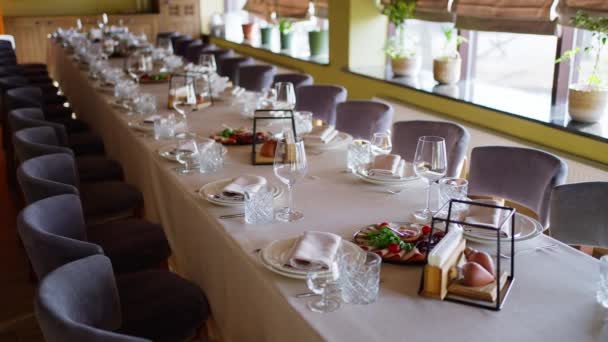 Σερβίρει Ένα Τραπέζι Ένα Εστιατόριο Για Τους Πιο Αγαπημένους Επισκέπτες — Αρχείο Βίντεο