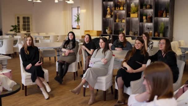 Schwangere Frauen Unterricht Mit Einem Psychologen Atemübungen Für Schwangere — Stockvideo