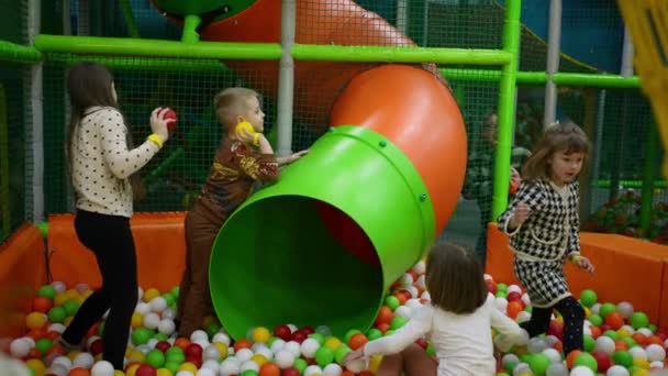 Fetițele Băieții Distrează Jucându Într Piscină Uscată Bile Colorate Ridicând — Videoclip de stoc