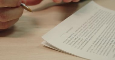 Sözleşme ya da anlaşma şartlarına aşina olan bir adamın yakın plan fotoğrafı..