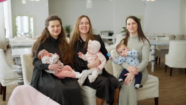 Las Mujeres Con Bebés Recién Nacidos Relajan Café Restaurante Comparten — Vídeos de Stock
