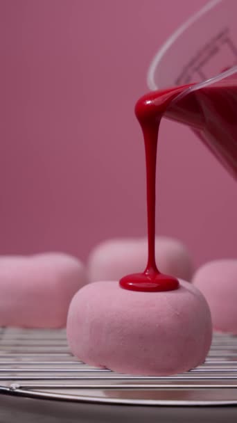 Verser Glaçage Rouge Vif Liquide Sur Petit Gâteau Forme Cœur — Video