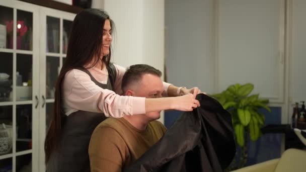 Hombre Mira Espejo Peinado Salón Peluquería — Vídeo de stock