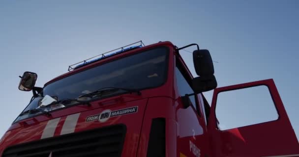Gente Sta Vicino Motore Dei Pompieri Guarda — Video Stock