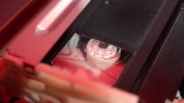 Een Cassette Wordt Videorecorder Geplaatst Drum Met Film Draait — Stockvideo