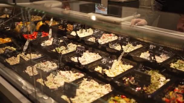 Pregătirea Alimentelor Porții Alimente Gata Preparate Așezate Într Fereastră Supermarket — Videoclip de stoc