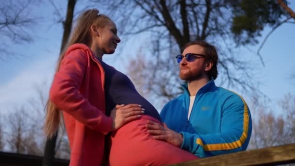 Otec Líbání Své Těhotné Manželky Dítě Břicho — Stock video