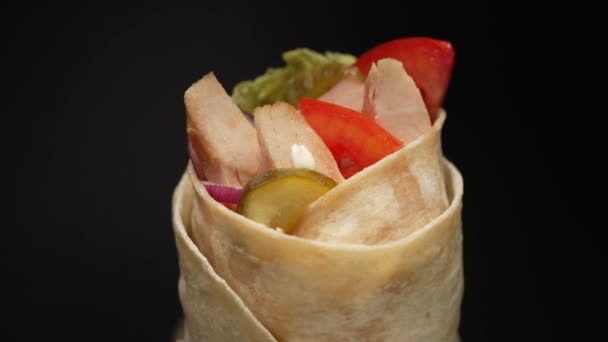 주방장은 플라스틱 사용하여 고기와 붓는다 전국적 빵으로 샤와르마를 만드는 — 비디오