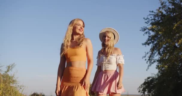 Twee Mooie Blondjes Genieten Van Het Leven — Stockvideo