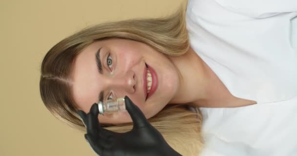 Close Rosto Médico Apresentando Frasco Com Uma Vacina Suas Mãos — Vídeo de Stock