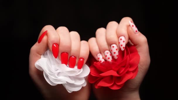 Vrouwelijke Handen Met Rode Manicure Een Zwarte Achtergrond Studio Bloemen — Stockvideo