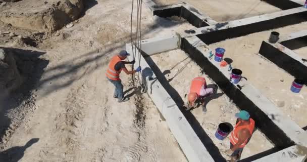 Ein Bauarbeiter Arbeitet Auf Der Baustelle Daran Das Fundament Mit — Stockvideo
