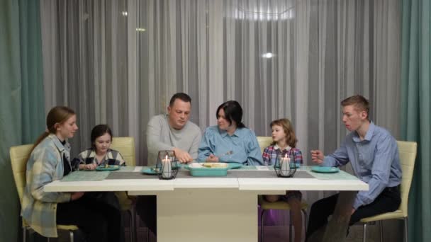 Большая Семья Ужинает Дома Вместе Проводит Время Вместе Разговаривает Люди — стоковое видео
