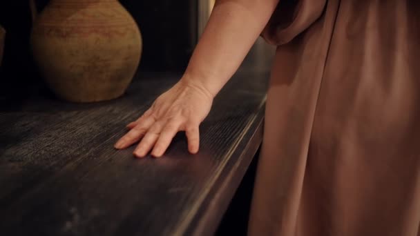 Bir Kadın Elini Ahşap Bir Yüzeyde Gezdiriyor — Stok video