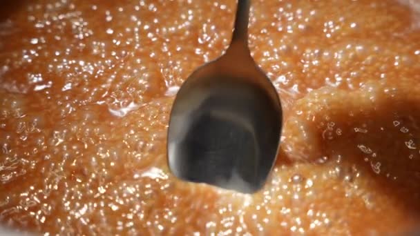 メープルシロップは鍋で調理されます 沸騰したキャラメルシロップのクローズアップ — ストック動画