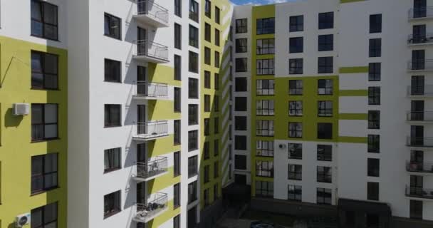 複数階建ての近代的な建物のファサード 最近建てられた新しい建物 カラフルなファサードを持つ新しい近代的な住宅の建物 — ストック動画