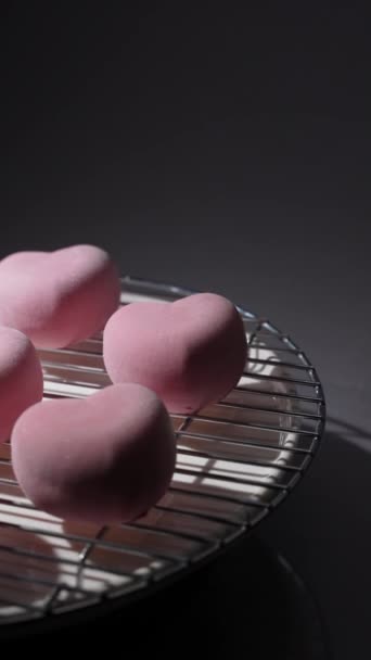 Doces Forma Coração Com Gelo Rosa Dia São Valentim — Vídeo de Stock