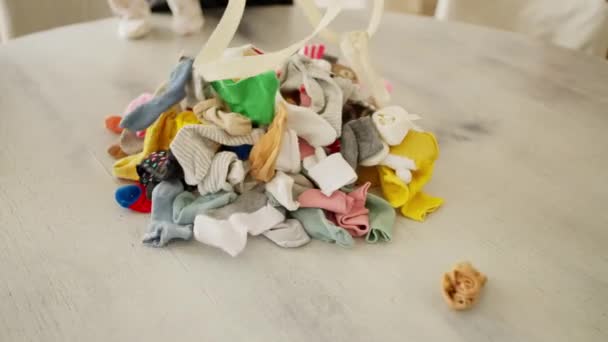 Ziehen Sie Die Socken Aus Jedes Paar Finden Und Sortieren — Stockvideo