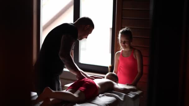 Ein Professioneller Massagetherapeut Führt Eine Massage Zur Korrektur Der Skoliose — Stockvideo