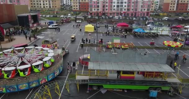 Vista Desde Aire Parque Con Carruseles Atracciones Para Niños Adultos — Vídeo de stock