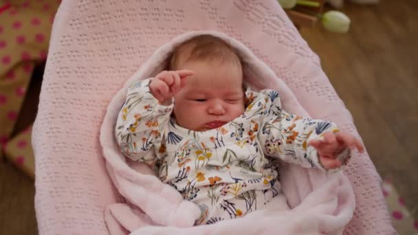 新生児の女の子のYawns 眠りたい 家でベッドの上でピンクの服と赤ちゃんの繭に横たわって 睡眠と休息時間 — ストック動画