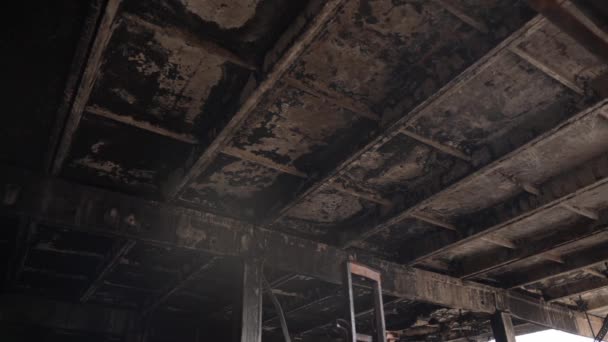 Zniszczony Dom Wyniku Rosyjskiego Ostrzału Rakietowego Obywateli Ukrainy Budynek Mieszkalny — Wideo stockowe