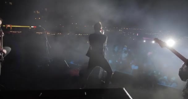 ロック歌手のコンサート ファンのグループ お祭りでのパーティー アルバムのプレゼンテーション ファンの大聴衆の前でステージ上の曲のパフォーマンス — ストック動画
