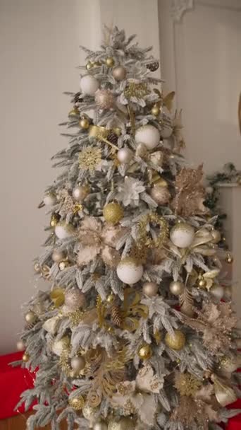 クリスマスツリーにはボールやおもちゃが飾られています ツリーの下にクリスマスプレゼントの山 — ストック動画