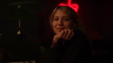 Yalnız bir genç kız bir gece barında oturmuş, bir tanıdığı bekliyor.