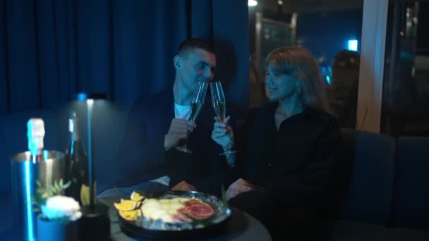 Şirin Bir Çift Olarak Restoranda Romantik Bir Randevu Sırasında Ellerinde — Stok video