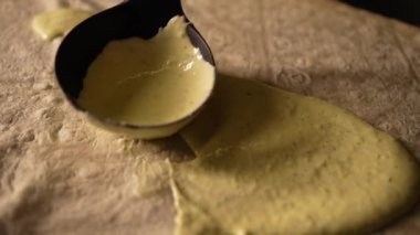 Restoran mutfağında bir şef shawarma 'ya beyaz sos ekler.