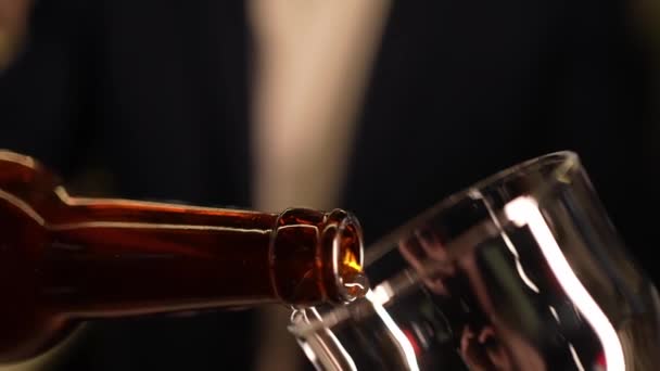 Cantinero Vertiendo Cerveza Botella Vaso — Vídeos de Stock