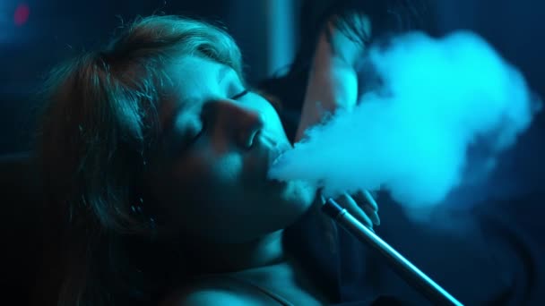 Svůdná Mladá Žena Ležící Posteli Kouřící Dýmku Foukající Kouř Zatímco — Stock video