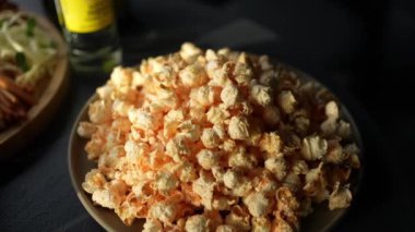 Altın karamelli patlamış mısır, yakın plan, patlamış mısır. Sinema için atıştırmalık ve yiyecek.