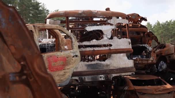 Ein Haufen Schrott Zerstörter Autos Metallwracks Eines Autos Folgen Des — Stockvideo