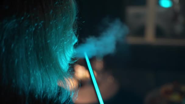Primo Piano Delle Labbra Delle Donne Che Espirano Fumo Illuminato — Video Stock