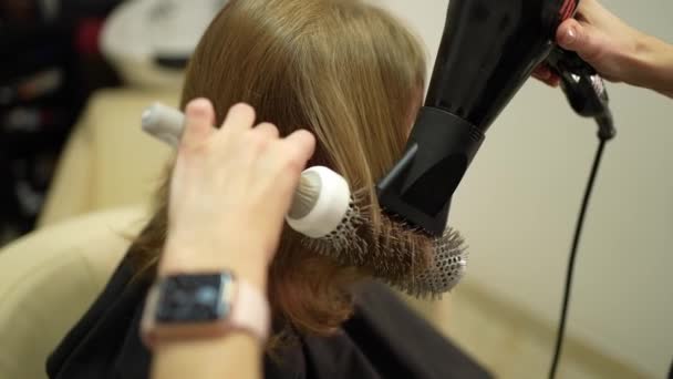 Parrucchiere Professionista Acconcia Capelli Una Cliente Donna Utilizza Asciugacapelli Con — Video Stock