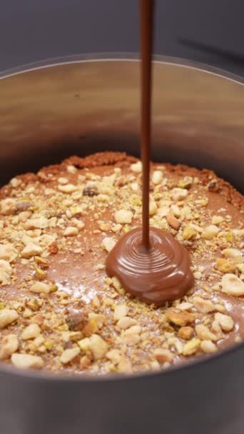 Chef Pastelería Hace Pastel Chocolate Con Nueces Vierte Chocolate Caliente — Vídeos de Stock