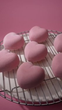 Aziz Sevgililer Günü için kalp şeklinde şenlikli yemekler.