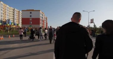 Şehir sokaklarında yürüyüp alışveriş yapan, sağlıklarına dikkat eden ve açık havada bir hafta sonu geçiren insanlar..