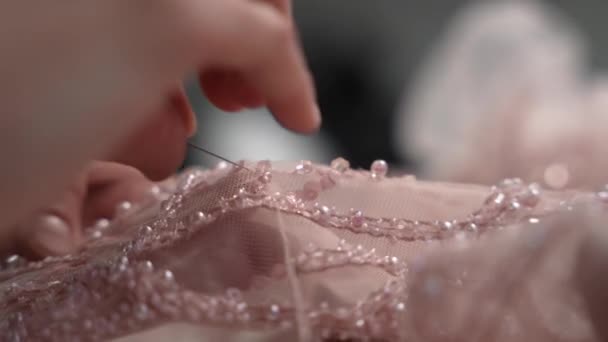 Una Donna Sarta Decora Vestito Cucendo Perline Paillettes — Video Stock
