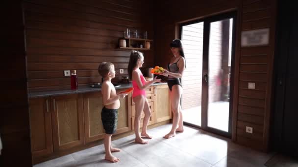 Mãe Filhos Comem Frutas Frescas Durante Férias Hotel — Vídeo de Stock