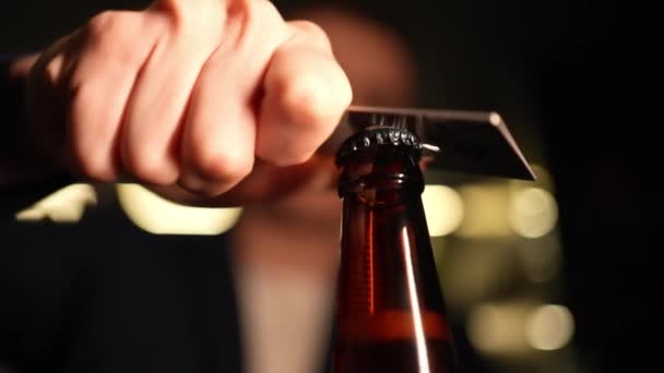 Primo Piano Uomo Caucasico Che Apre Una Bottiglia Birra Con — Video Stock